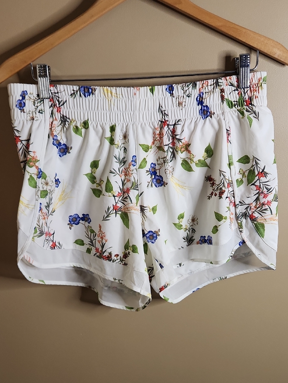 Athleta Printed Mesh Racer Run Short 4" in White Botanics. Size M.